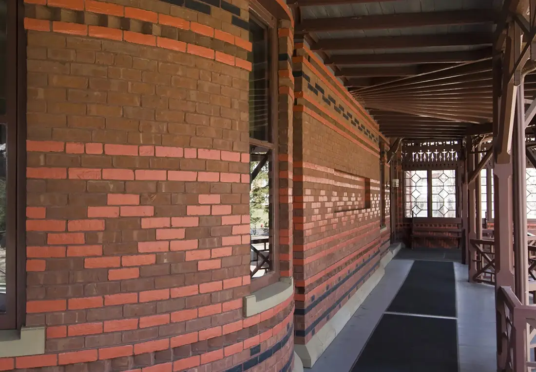 Multicolored bricks at the Hartford House