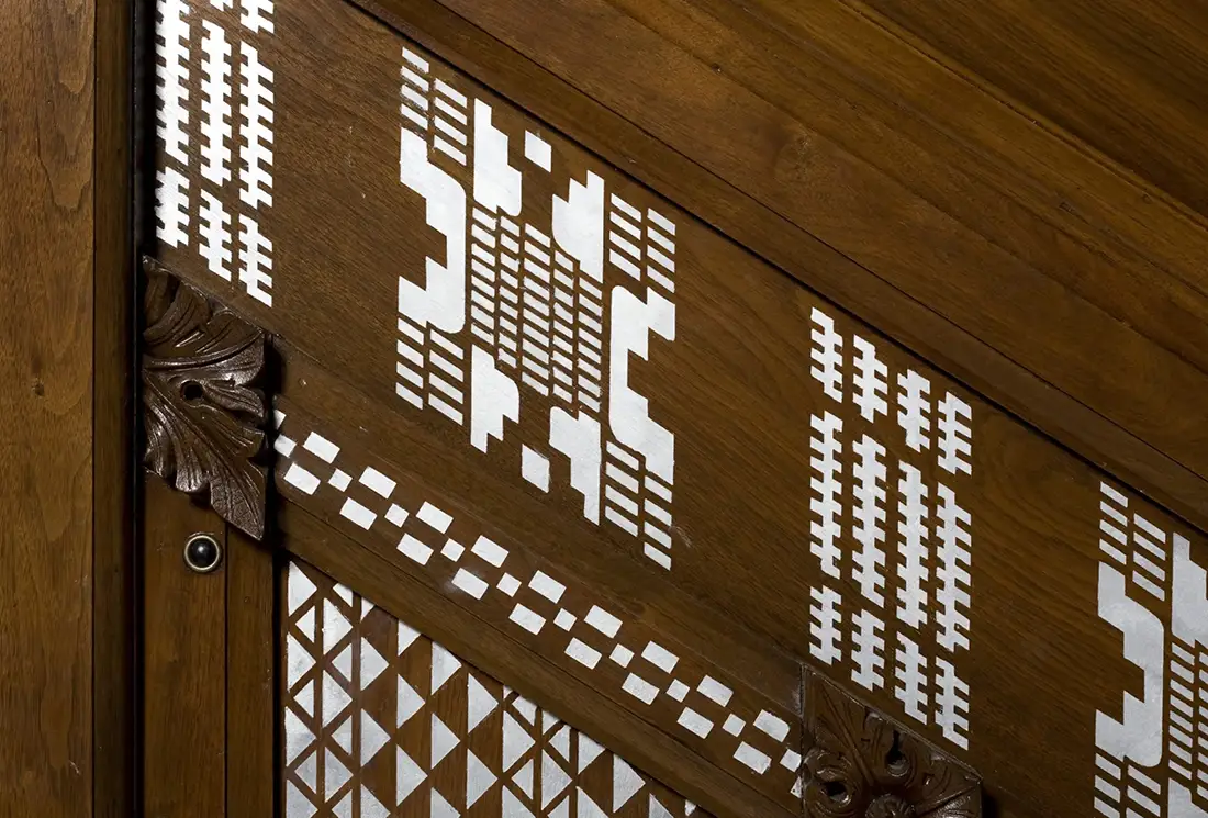 Stenciling on the walls evokes the original by Louis Tiffany’s firm, glimmering in the faux gaslight.